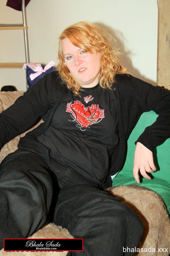 Redheaded fatty strips her sweatshirt and shows her cleavage in a black bra 色情照片 #422572693