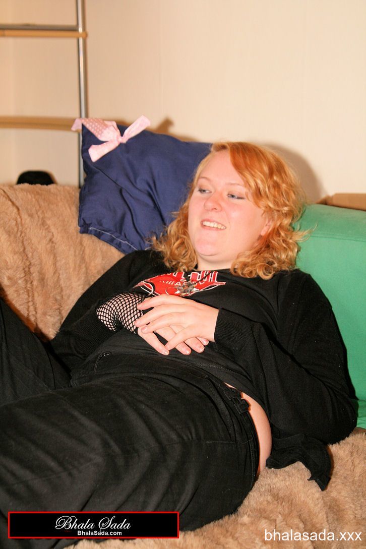 Redheaded fatty strips her sweatshirt and shows her cleavage in a black bra foto porno #422572696