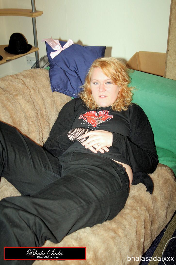 Redheaded fatty strips her sweatshirt and shows her cleavage in a black bra ポルノ写真 #422572703