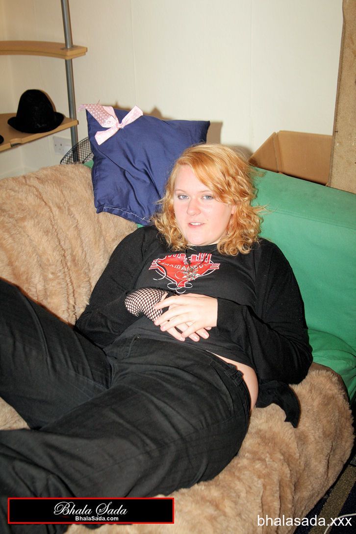 Redheaded fatty strips her sweatshirt and shows her cleavage in a black bra 色情照片 #422572707