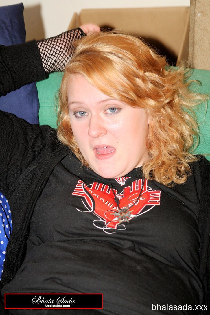 Redheaded fatty strips her sweatshirt and shows her cleavage in a black bra foto porno #422572711