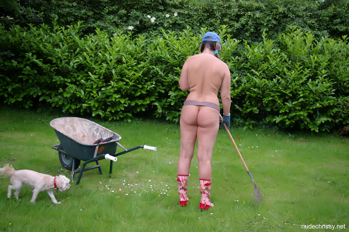 Naughty MILF with big tits Nude Chrissy does yardwork while naked foto pornográfica #422691948 | Nude Chrissy Pics, Nude Chrissy, Pussy, pornografia móvel