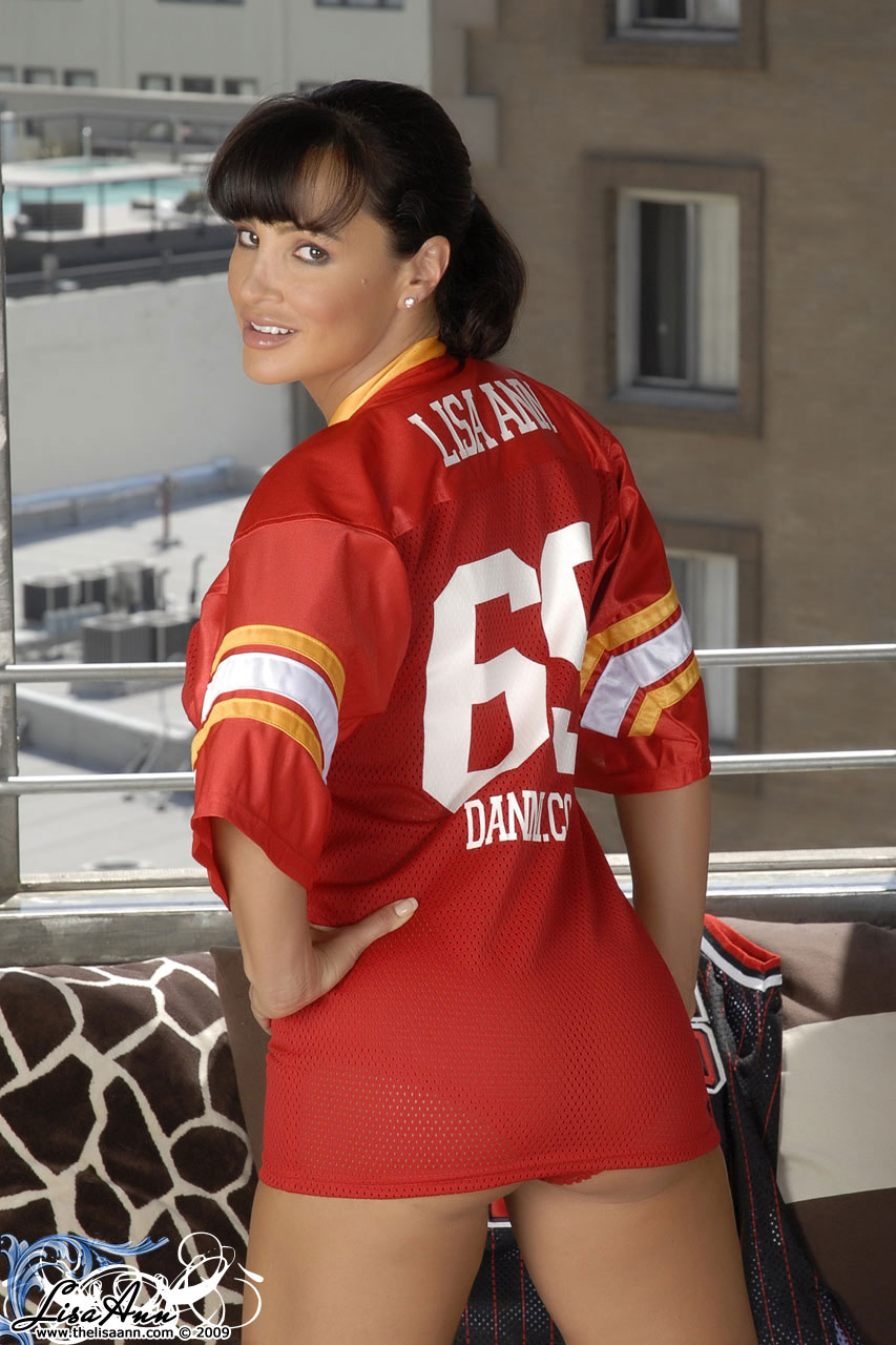 Dirty MILF in a jersey Lisa Ann toys her cunt after showing her grand boobs ポルノ写真 #424725350 | The Lisa Ann Pics, Lisa Ann, MILF, モバイルポルノ