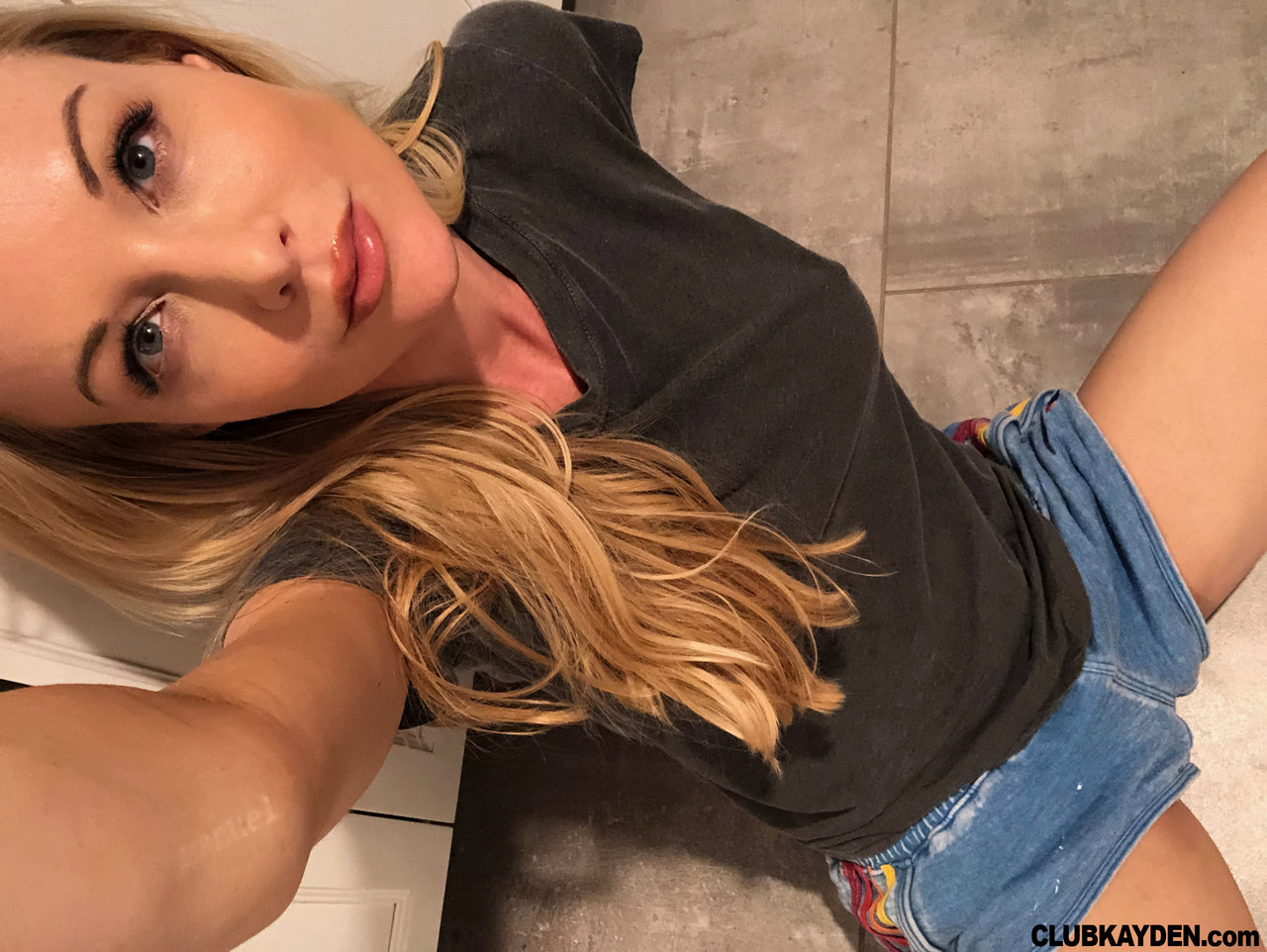 Blonde American with big tits Kayden Kross flaunts her long hard nipples foto porno #422613000