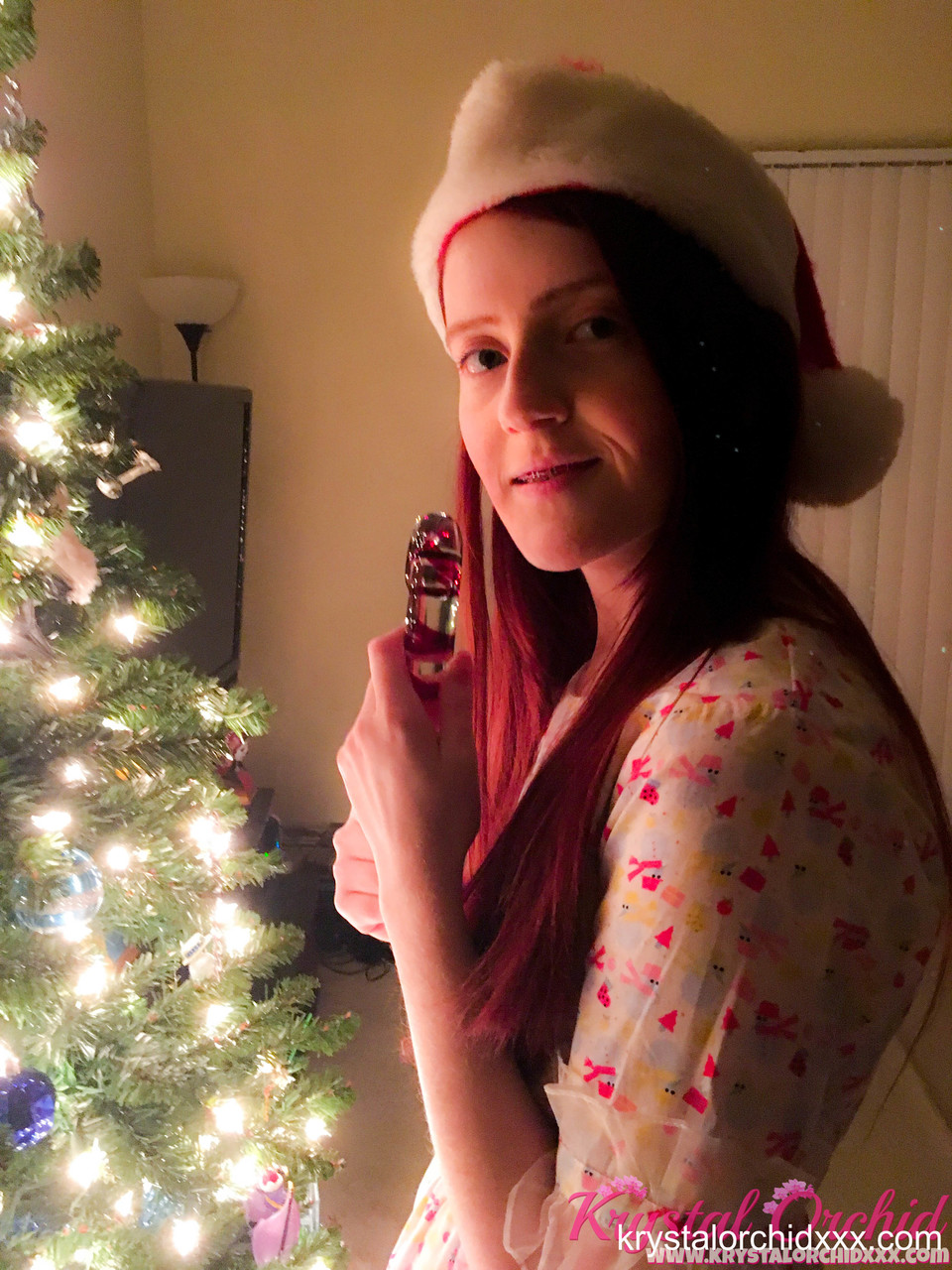 Redheaded nympho Krystal Orchid stripping & masturbating in her Xmas hat 色情照片 #424927597 | Cherry Fae Pics, Krystal Orchid, Christmas, 手机色情