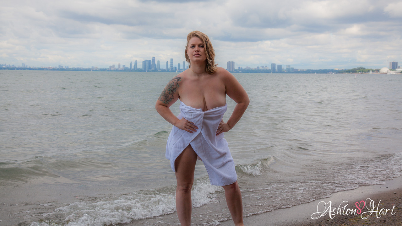 Blonde fatty with big saggy tits Ashton Hart poses nude on the beach porno fotoğrafı #428035252