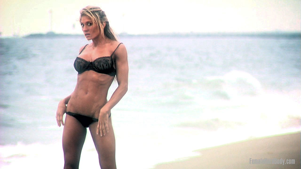 Bodybuilder Abby Marie flaunts her sturdy body in a black bikini on the beach foto porno #425482127