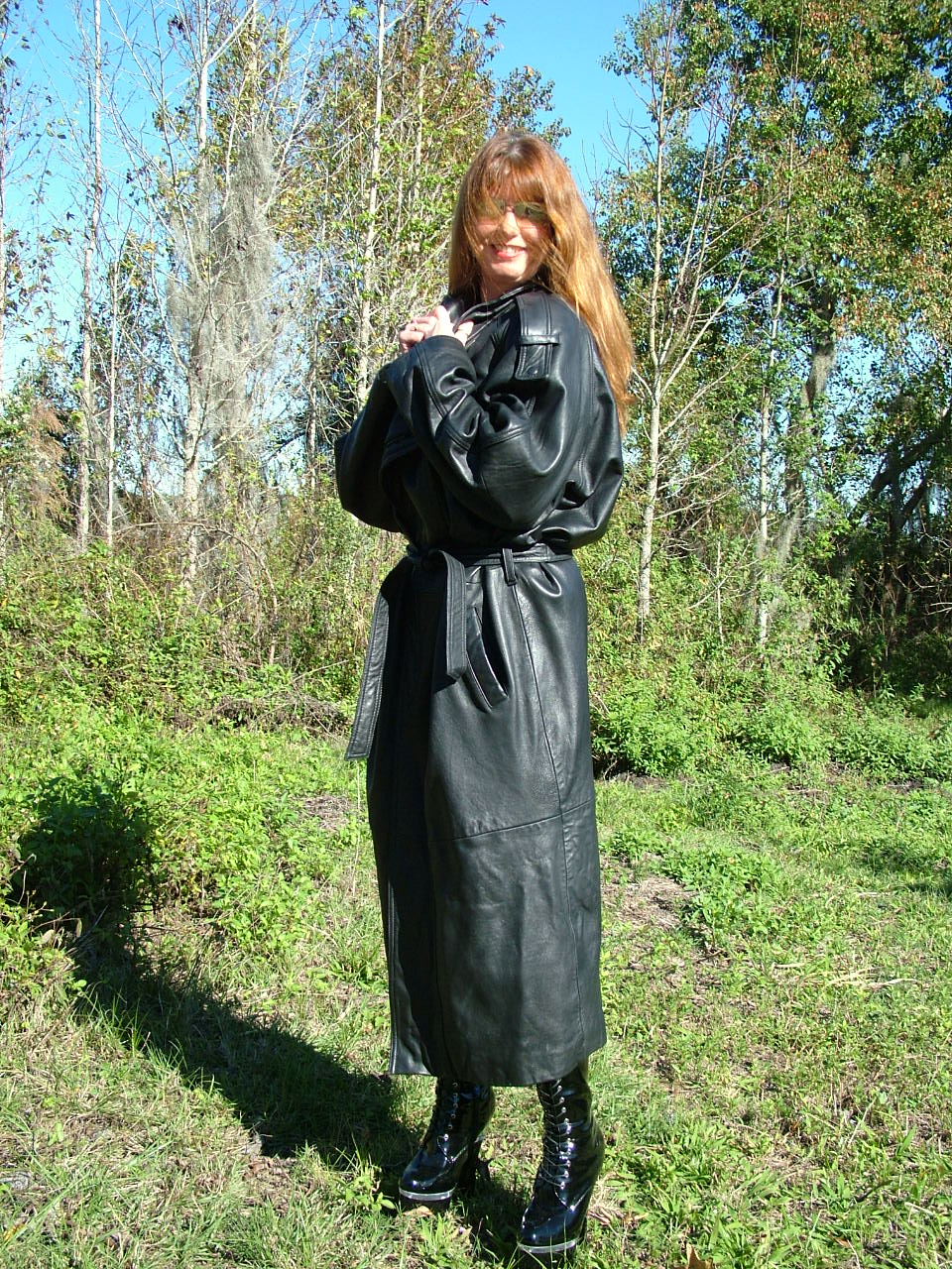 Horny MILF shows off her huge juggs and poses in black leather boots outdoors foto porno #425933320