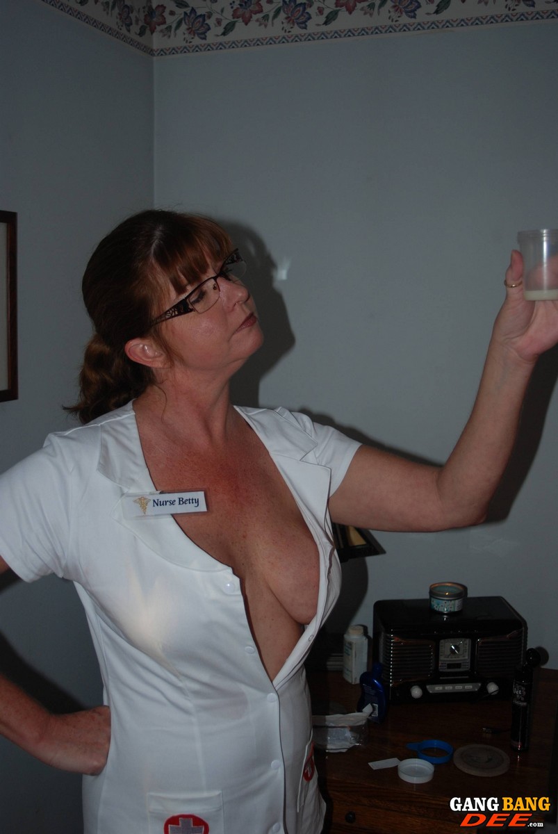 Mature nurse in glasses Vic Wonder gives a handjob wearing a hot uniform foto porno #425265924