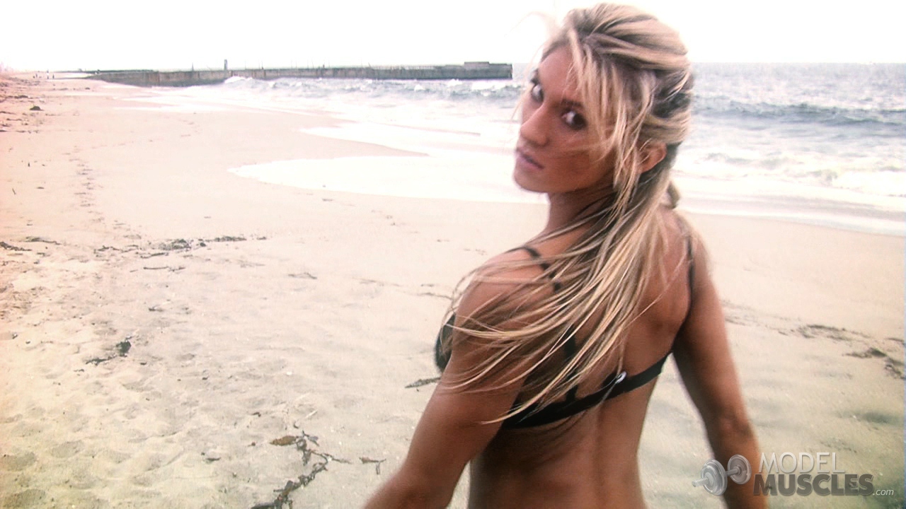 Mature bodybuilder Abby Marie showing her tight ass in a bikini at the beach foto porno #425631084