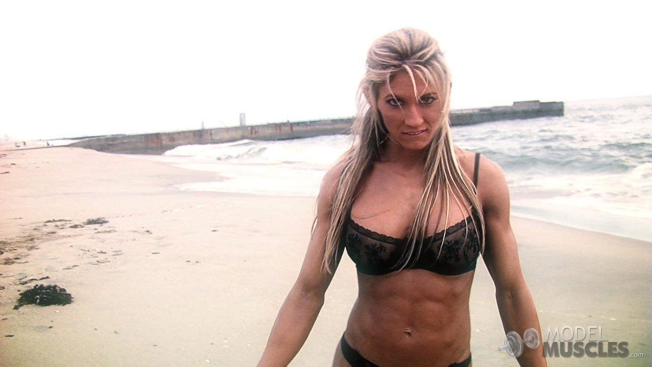 Mature bodybuilder Abby Marie showing her tight ass in a bikini at the beach foto porno #425631144