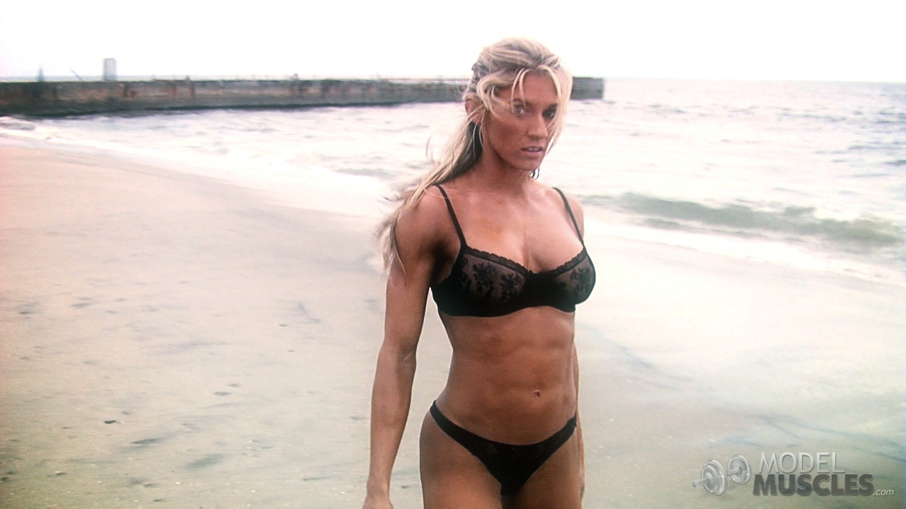 Mature bodybuilder Abby Marie showing her tight ass in a bikini at the beach porno foto #425631145