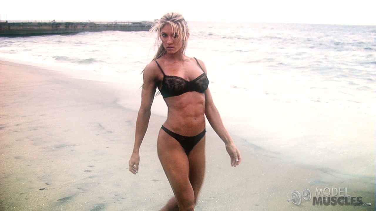 Mature bodybuilder Abby Marie showing her tight ass in a bikini at the beach foto porno #425631146