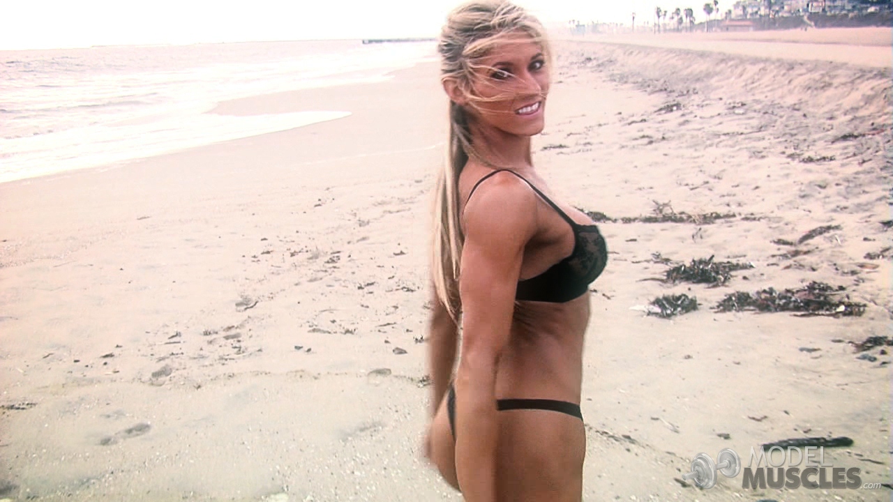 Mature bodybuilder Abby Marie showing her tight ass in a bikini at the beach foto porno #425631149