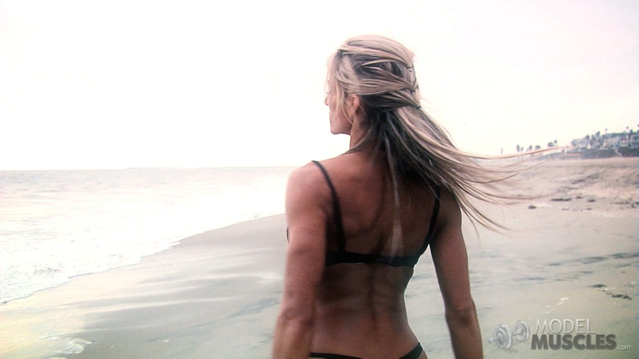 Mature bodybuilder Abby Marie showing her tight ass in a bikini at the beach Porno-Foto #425631151