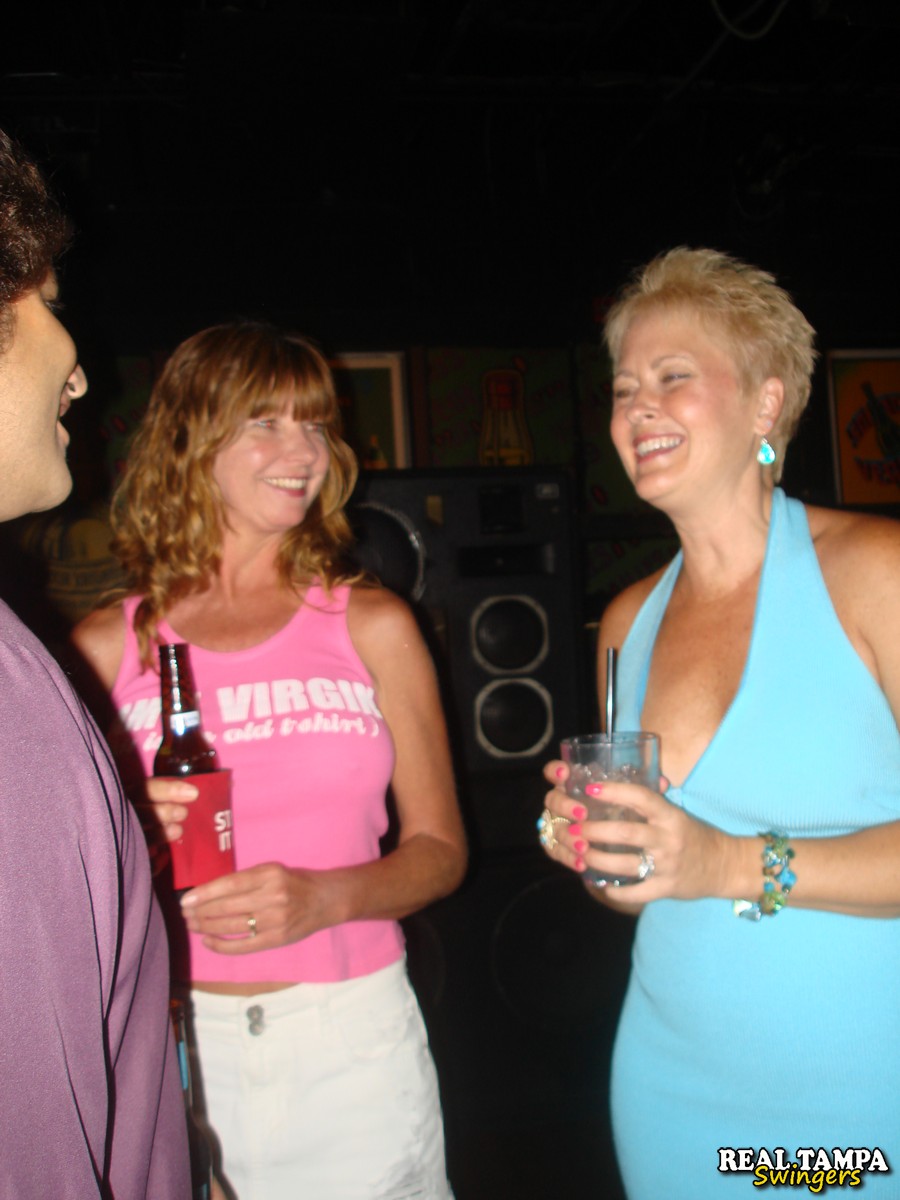 Amateur Double Dee kisses her blonde friend & reveals her big tits at a party foto pornográfica #424142737 | Real Tampa Swingers Pics, Double Dee, Mandi McGraw, Tracy Lick, Party, pornografia móvel