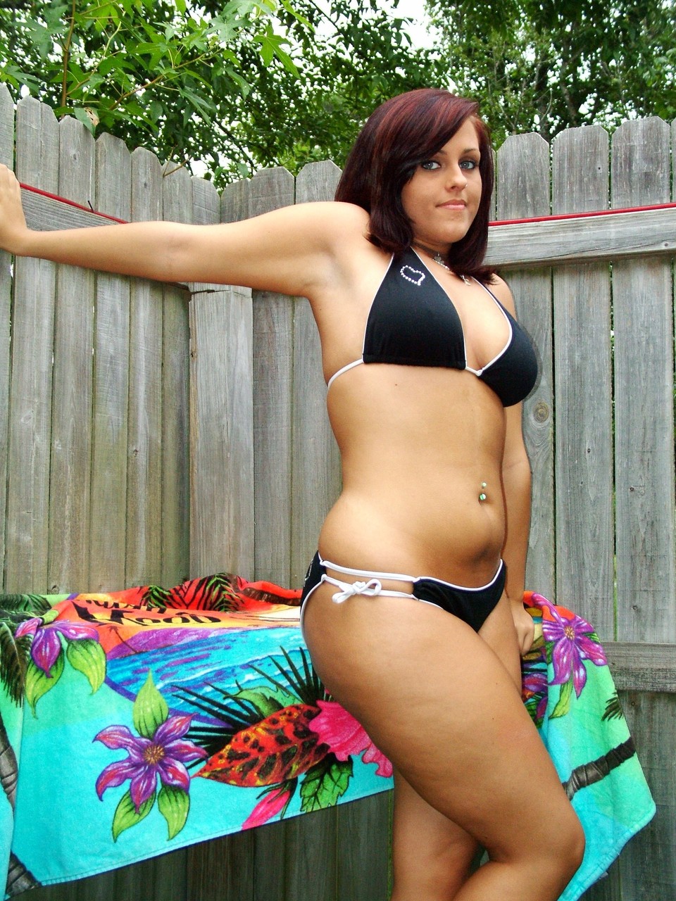 Chubby amateur teen Roxy displays her huge juggs and poses in the back yard foto porno #425617654