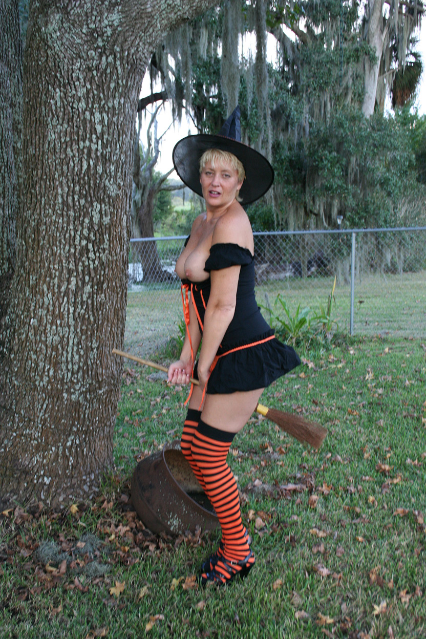 Mature amateur Tracy Lick toying with a broom outdoors in a Halloween outfit porno foto #422499279