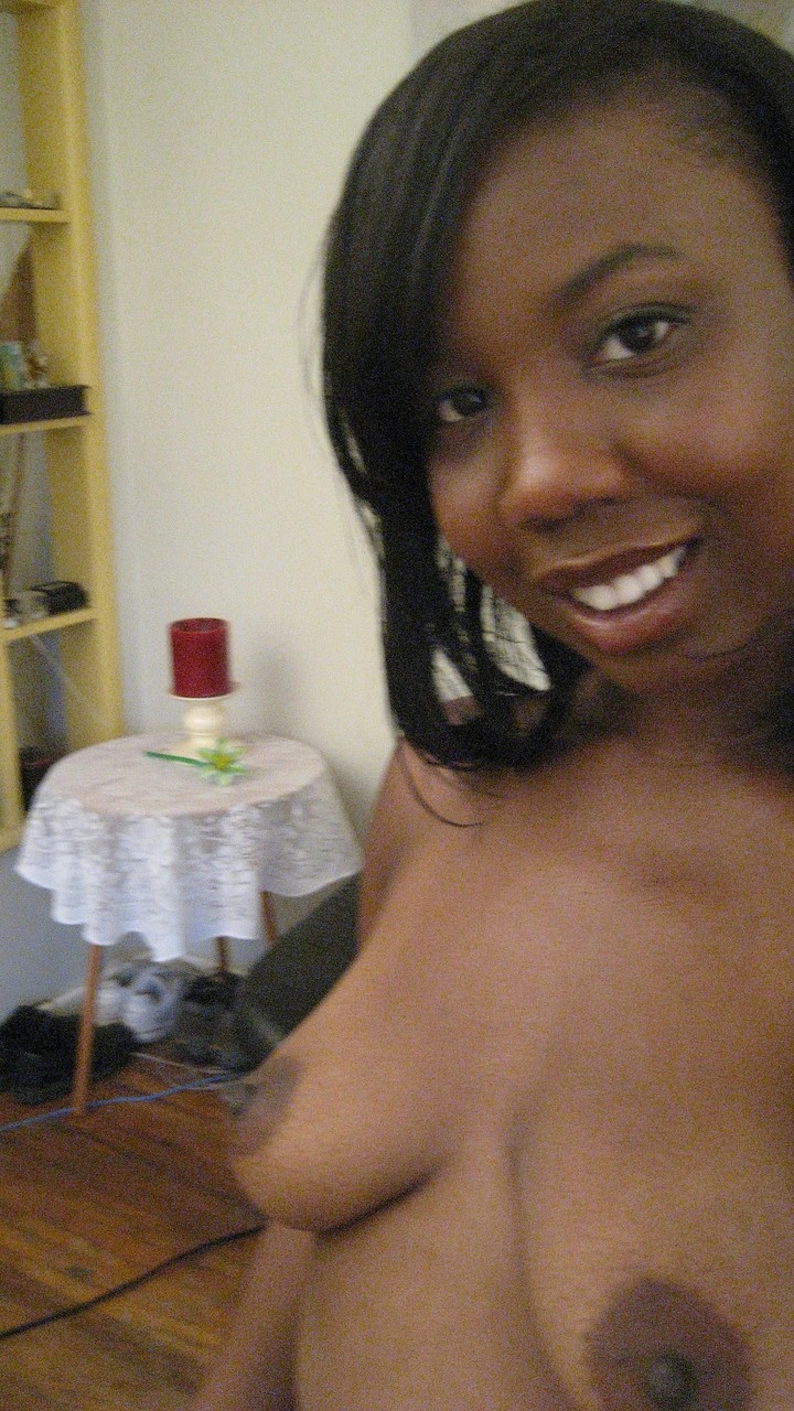 Ebony beauty Elisha takes self shots while stripping to expose her boobs Porno-Foto #424410986