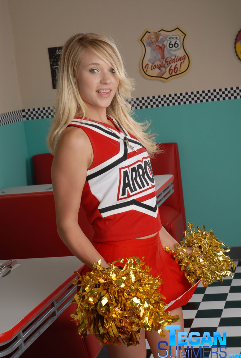 Cute college blonde Tegan Summers poses in a cheerleader outfit at a diner foto porno #422725276