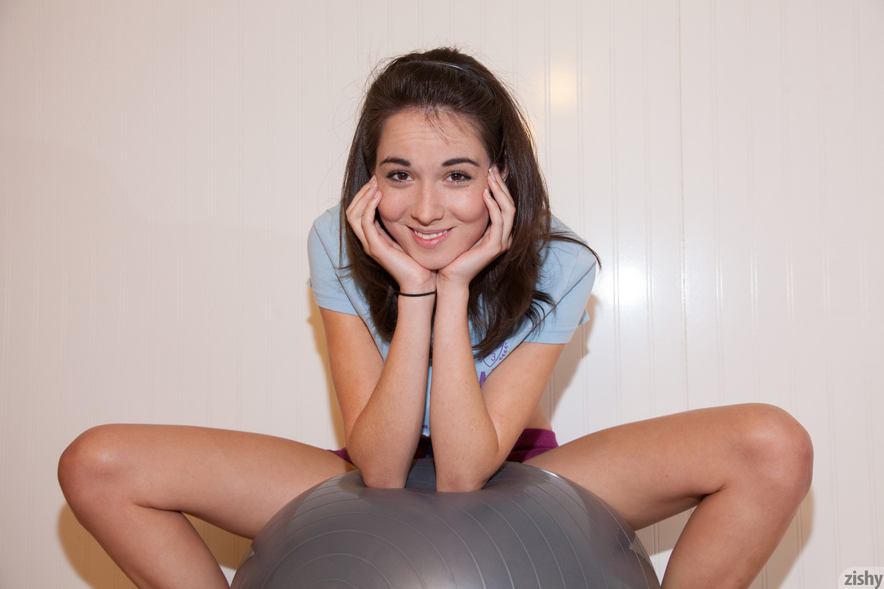 Flexible teenage girlfriend Emily Grey poses in cute shorts and panties 포르노 사진 #425059578