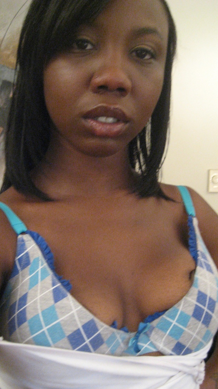 Amateur Black Girl Elisha Turner Exposes Her Tits Poses For Sexy Selfies
