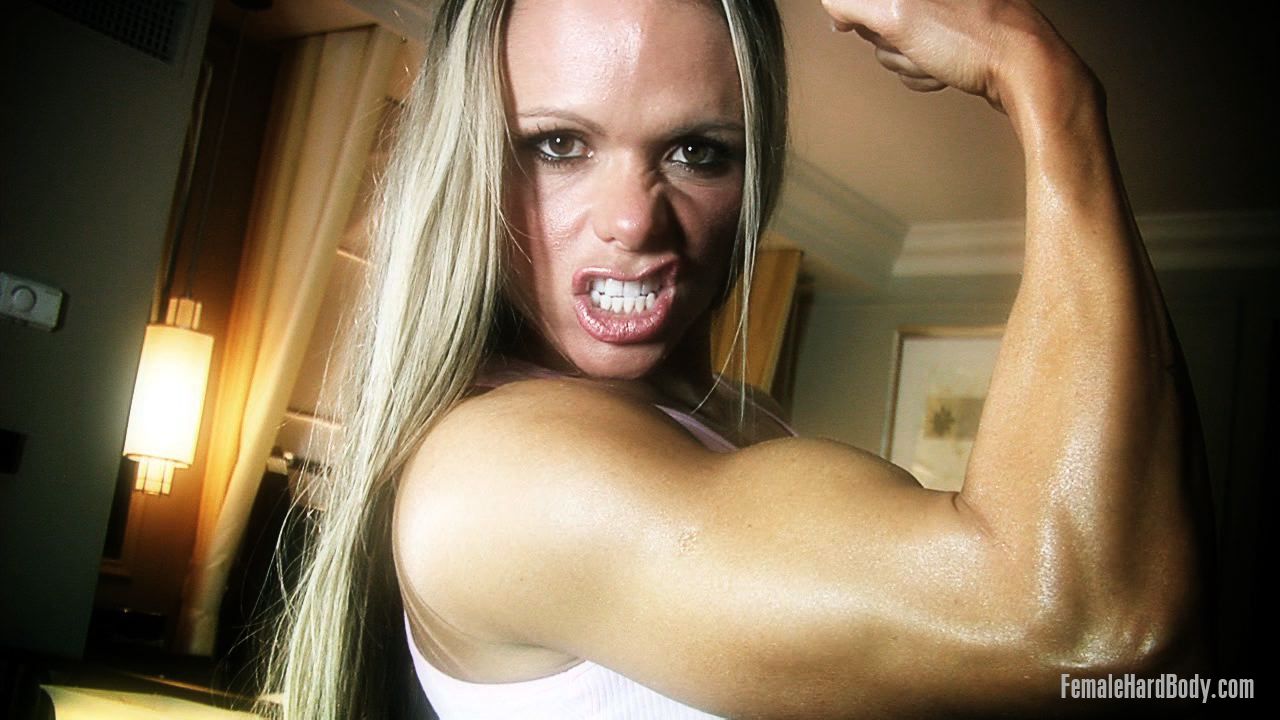 Blonde Bodybuilder Larissa Reis Flashes Her Tits While Showing Off Her Muscles