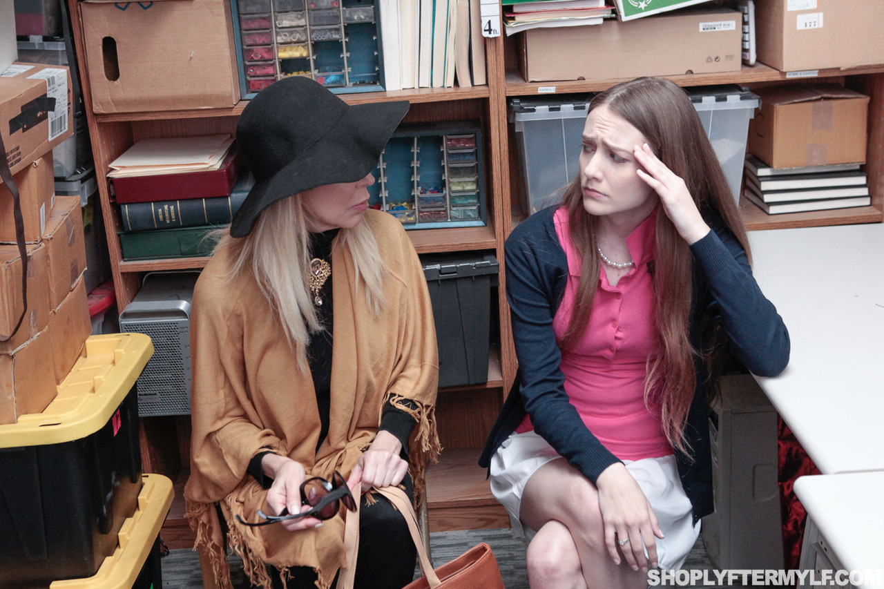 Granny Erica Lauren & Samantha Hayes get fucked after being caught shoplifting 포르노 사진 #423827172 | Shoplyfter MYLF Pics, Erica Lauren, Mike Mancini, Samantha Hayes, Police, 모바일 포르노