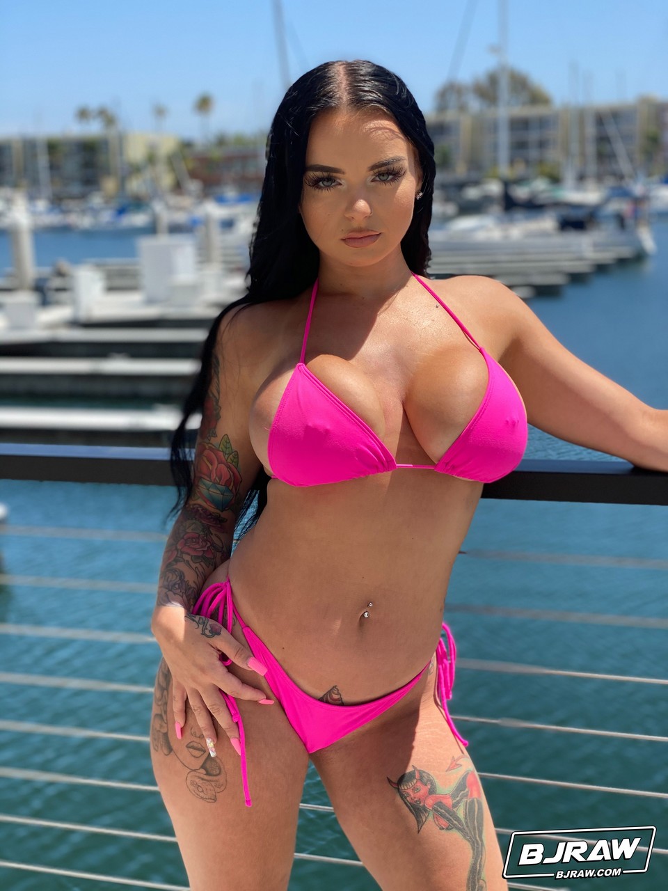Curvaceous stunner Payton Preslee flaunting her huge melons in a pink bikini porno fotoğrafı #424574337