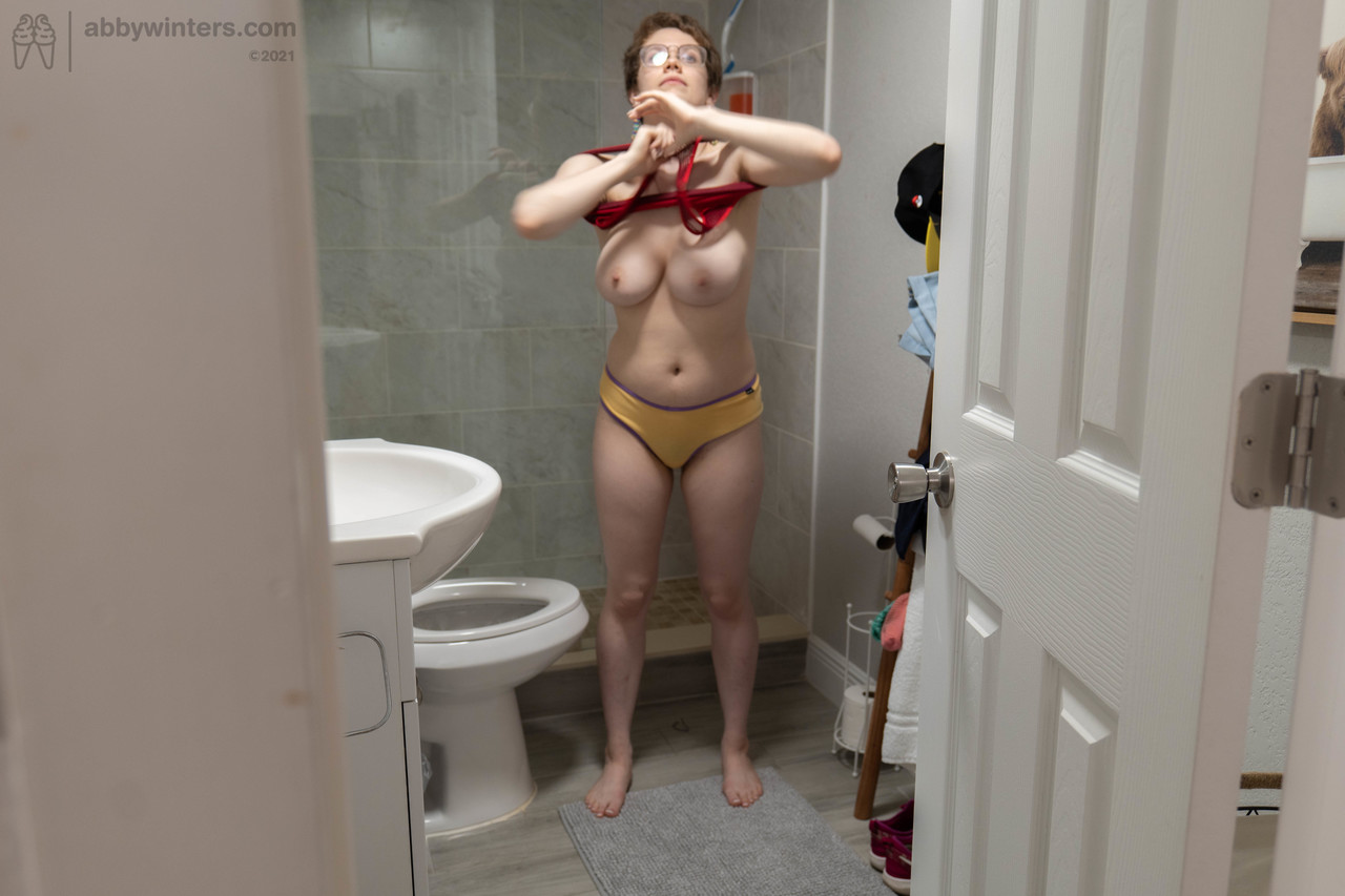 Australian amateur Morgan K gets spied on while dressing in the toilet porno foto #424584987
