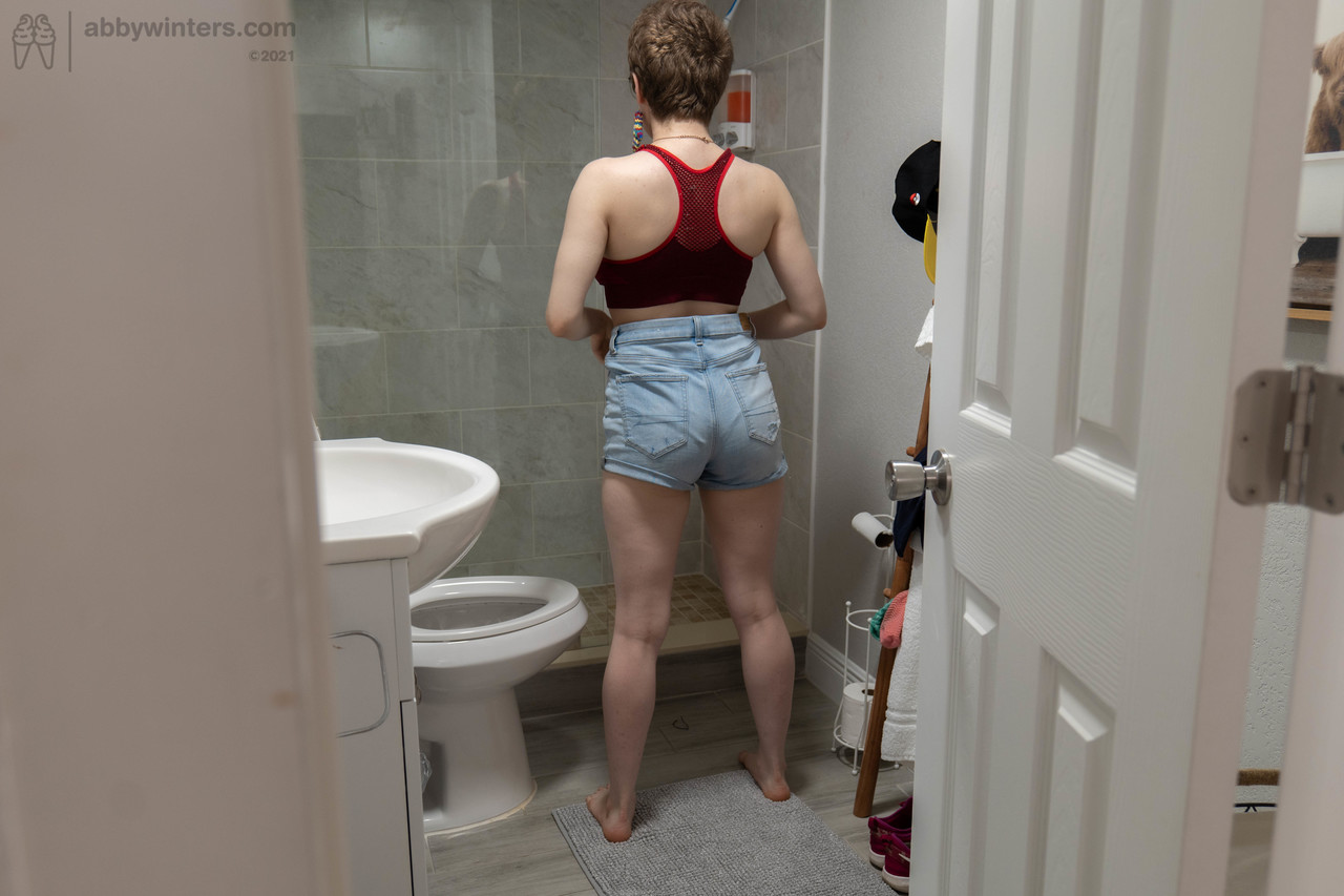 Australian amateur Morgan K gets spied on while dressing in the toilet Porno-Foto #424584992