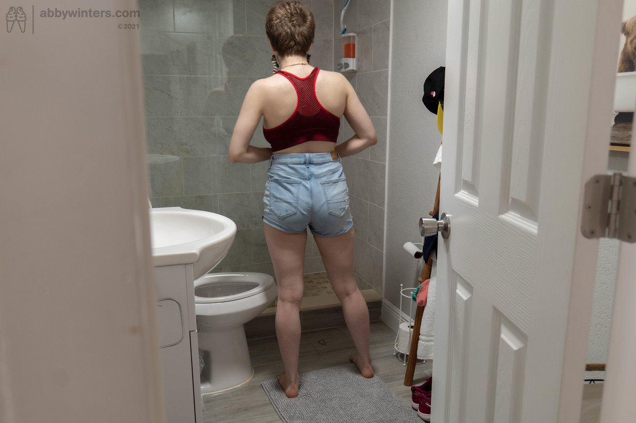 Australian amateur Morgan K gets spied on while dressing in the toilet foto porno #424584993