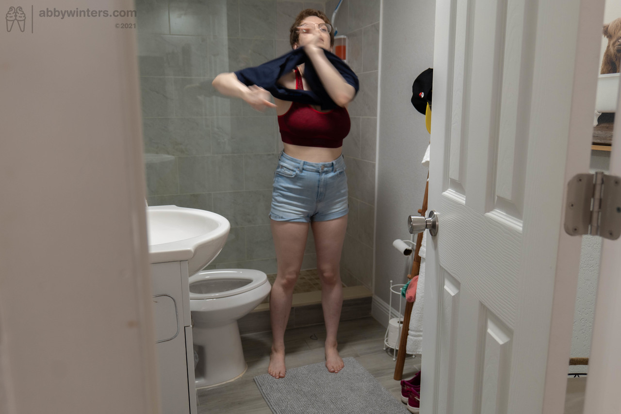 Australian amateur Morgan K gets spied on while dressing in the toilet foto porno #424584996