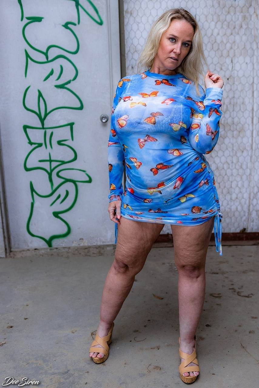 Chubby MILF Dee Siren loses her blue dress and flaunts her curvy ass zdjęcie porno #428601795