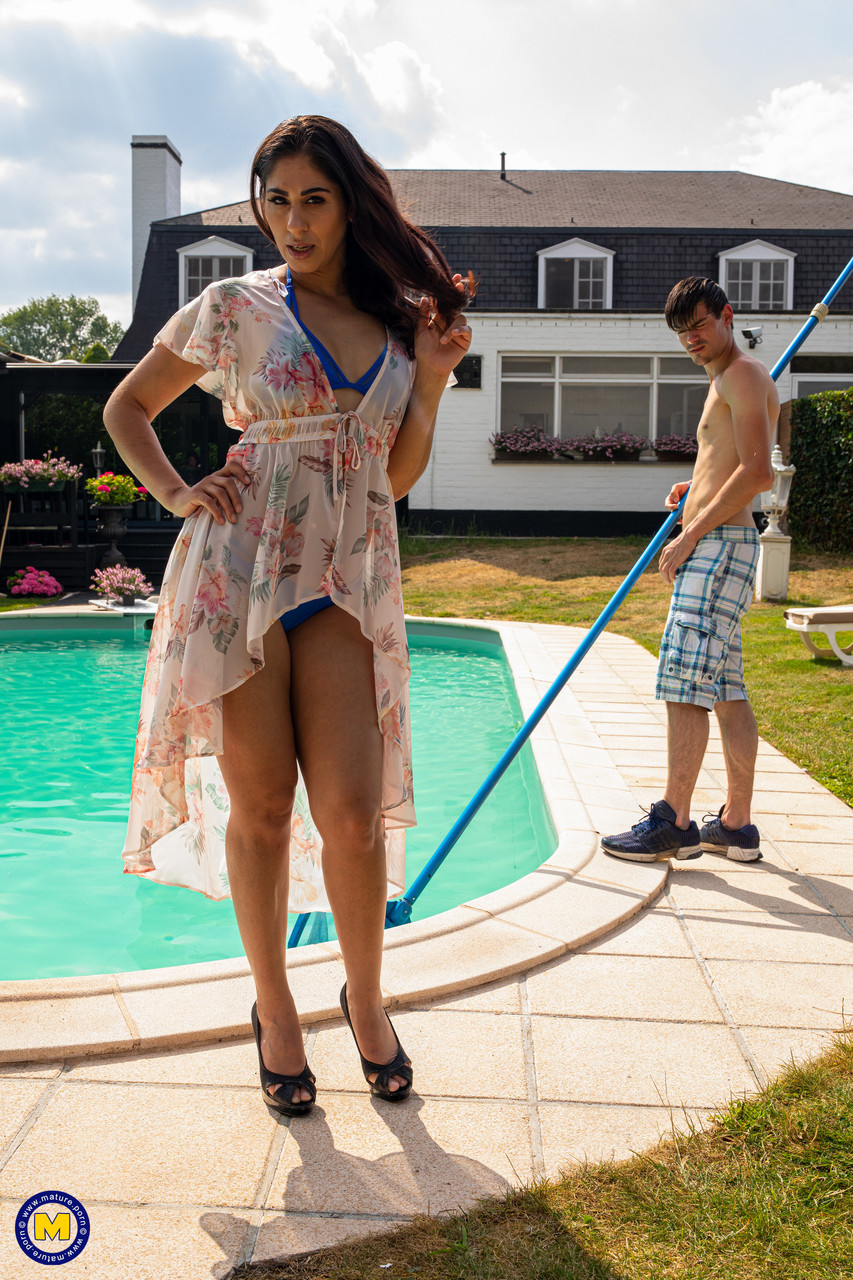 British mom Sahara Knite gets her hairy twat fucked by a pool boy outdoors 포르노 사진 #424068801