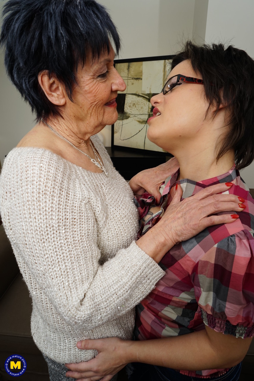 Granny Evalyne & her teenage lesbian girlfriend Karina W rim each other порно фото #425985644