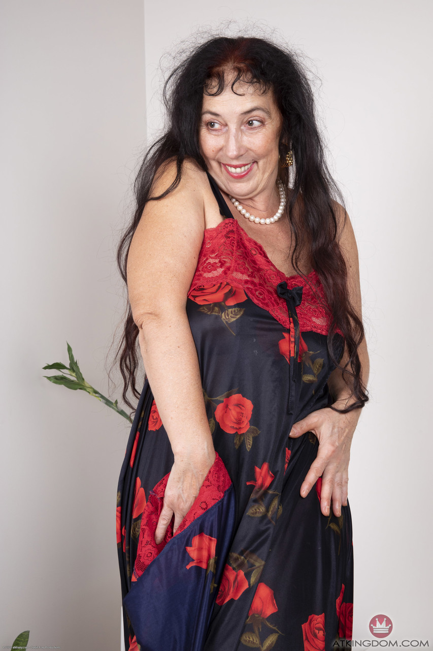 Brunette granny with big saggy boobs Esmeralda rubs her bush in a solo porno fotky #423862051