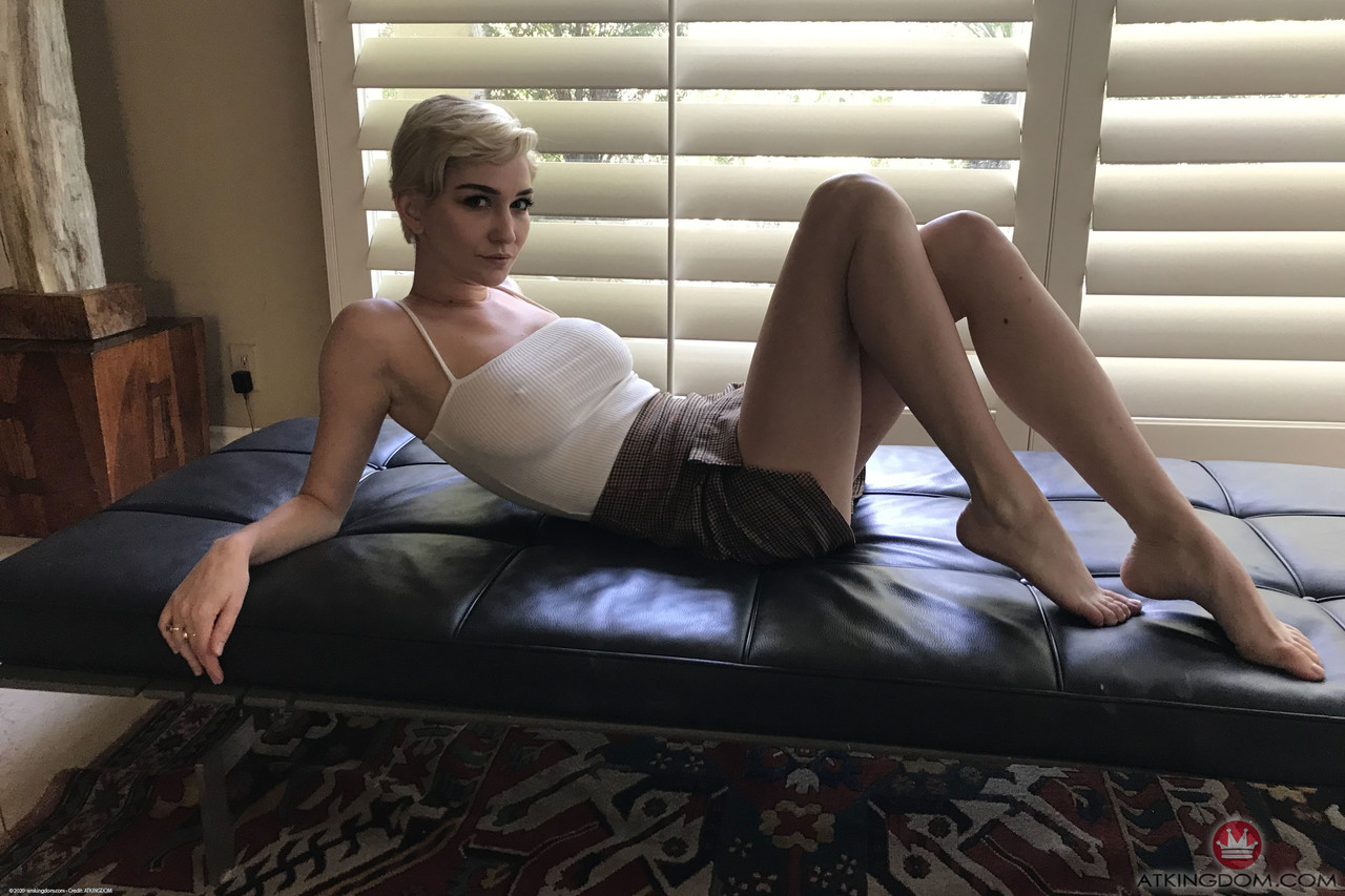 Sweet short haired blonde Skye Blue unveils her big boobs and tasty muff zdjęcie porno #425233966