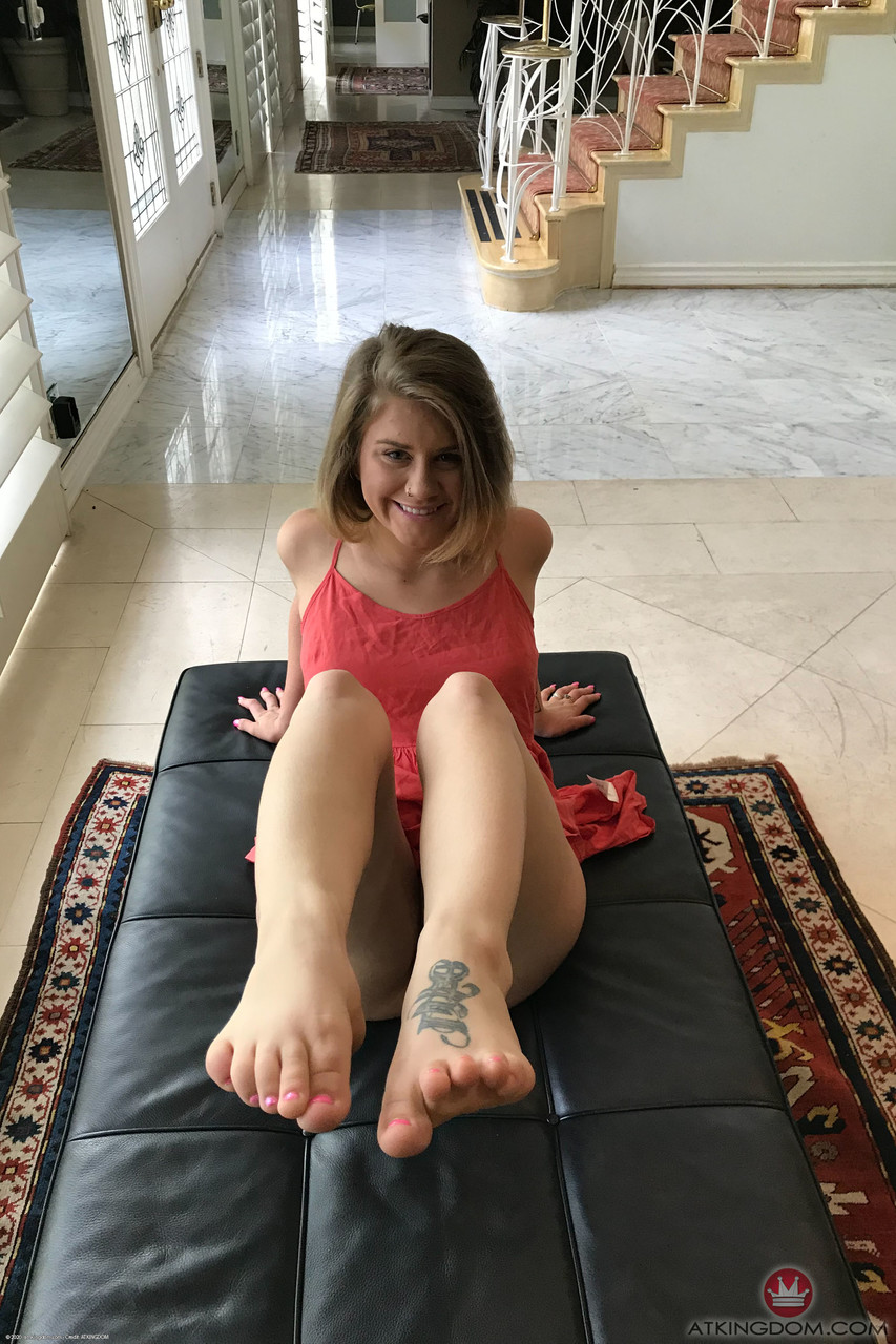 Sexy Amateur Babe Taylor Blake Reveals Her Incredible Feet And Holes In A Solo