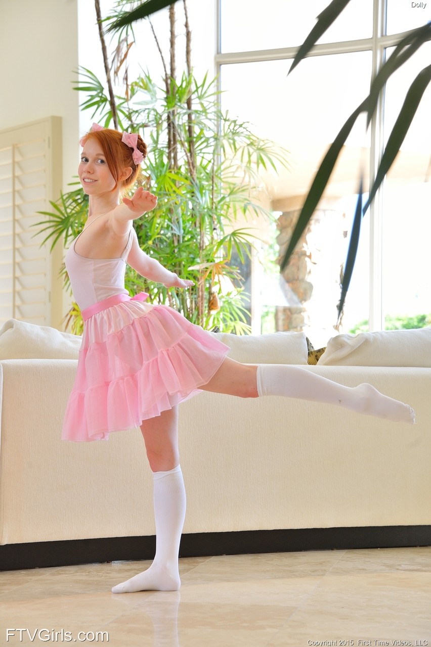 Slender ginger ballerina Dolly stretches her clam with a glass sex toy Porno-Foto #428928639
