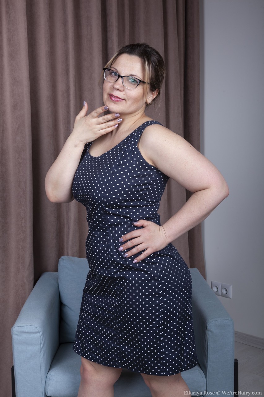 Ukrainian mom Ellariya Rose reveals her monster curves and her furry pussy foto porno #423894361