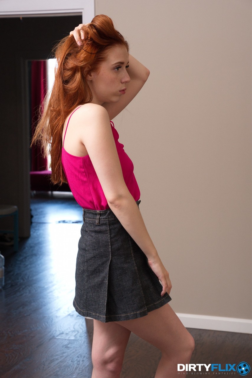 Redheaded teen Jessie Way facesits a guy before getting pounded on a bed foto pornográfica #427042318