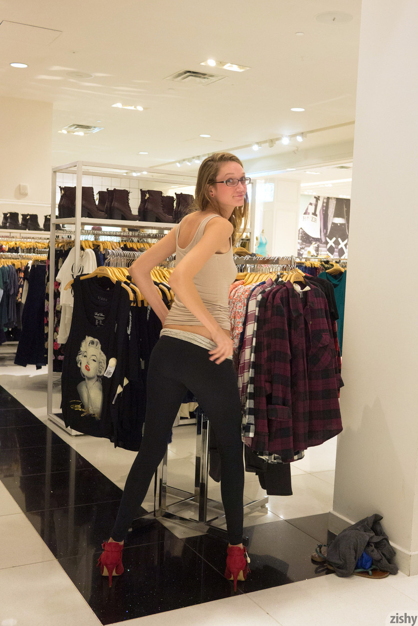 Slender girlfriend Reese Berkman flashes her ass in the clothing store foto pornográfica #426606472