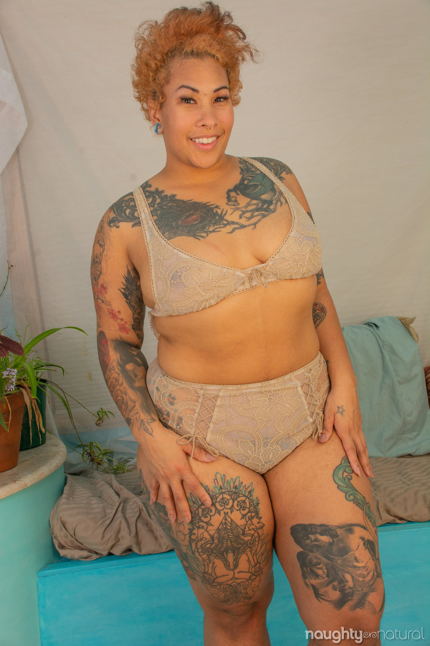 Chubby ebony with tattoos Valentine Von Bettie undresses and masturbates porno fotky #424670170