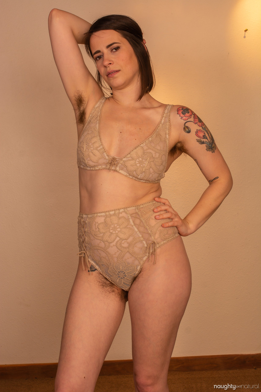 https://www.pornpics.com/galleries/amateur-hottie-freya-mars-unveils-her-curvy-tattooed-body-and-hairy-pussy-52827106/