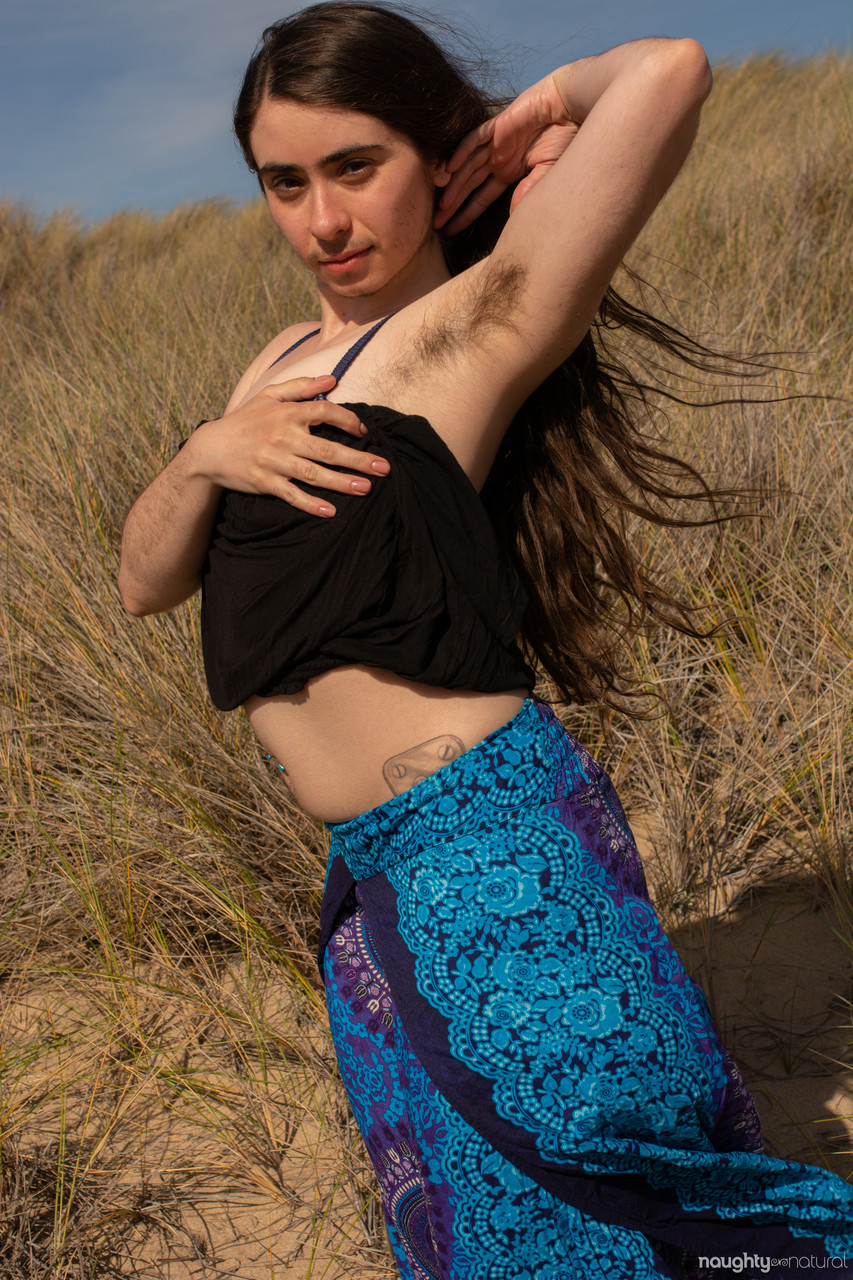 Amateur with a petite body Kisa Fae flaunts her hairy armpits & twat outdoors 色情照片 #423786073 | Naughty Natural Pics, Kisa Fae, Beach, 手机色情