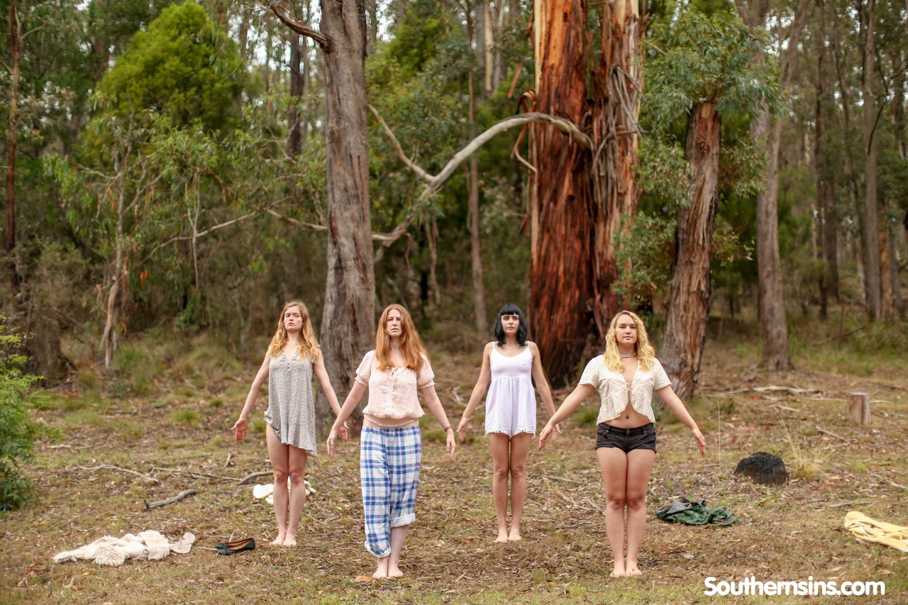 Gorgeous Australian girls practicing yoga in their hot outfits in nature Porno-Foto #423874908