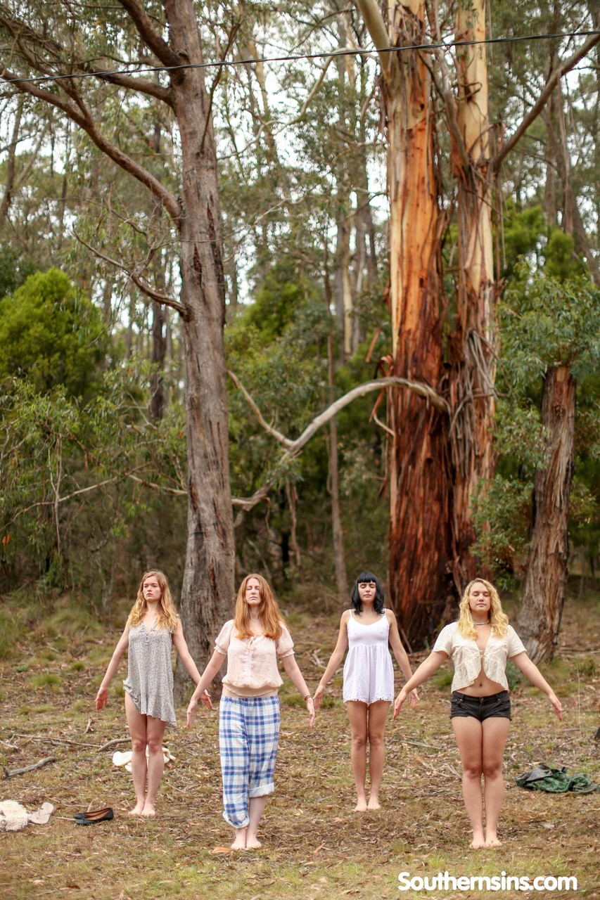 Gorgeous Australian girls practicing yoga in their hot outfits in nature ポルノ写真 #423874910