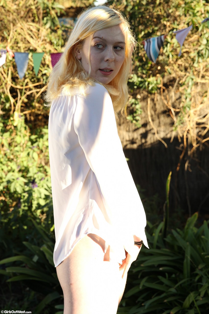 Amateur blonde Mae spreads hairy pink twat while posing outdoors ポルノ写真 #426693600