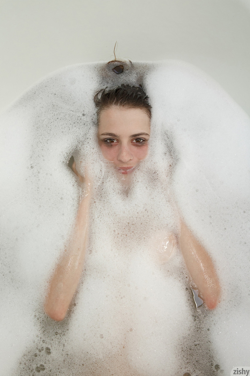 Naturally busty teenage girlfriend taking a bubble bath and posing nude porno fotoğrafı #424606561